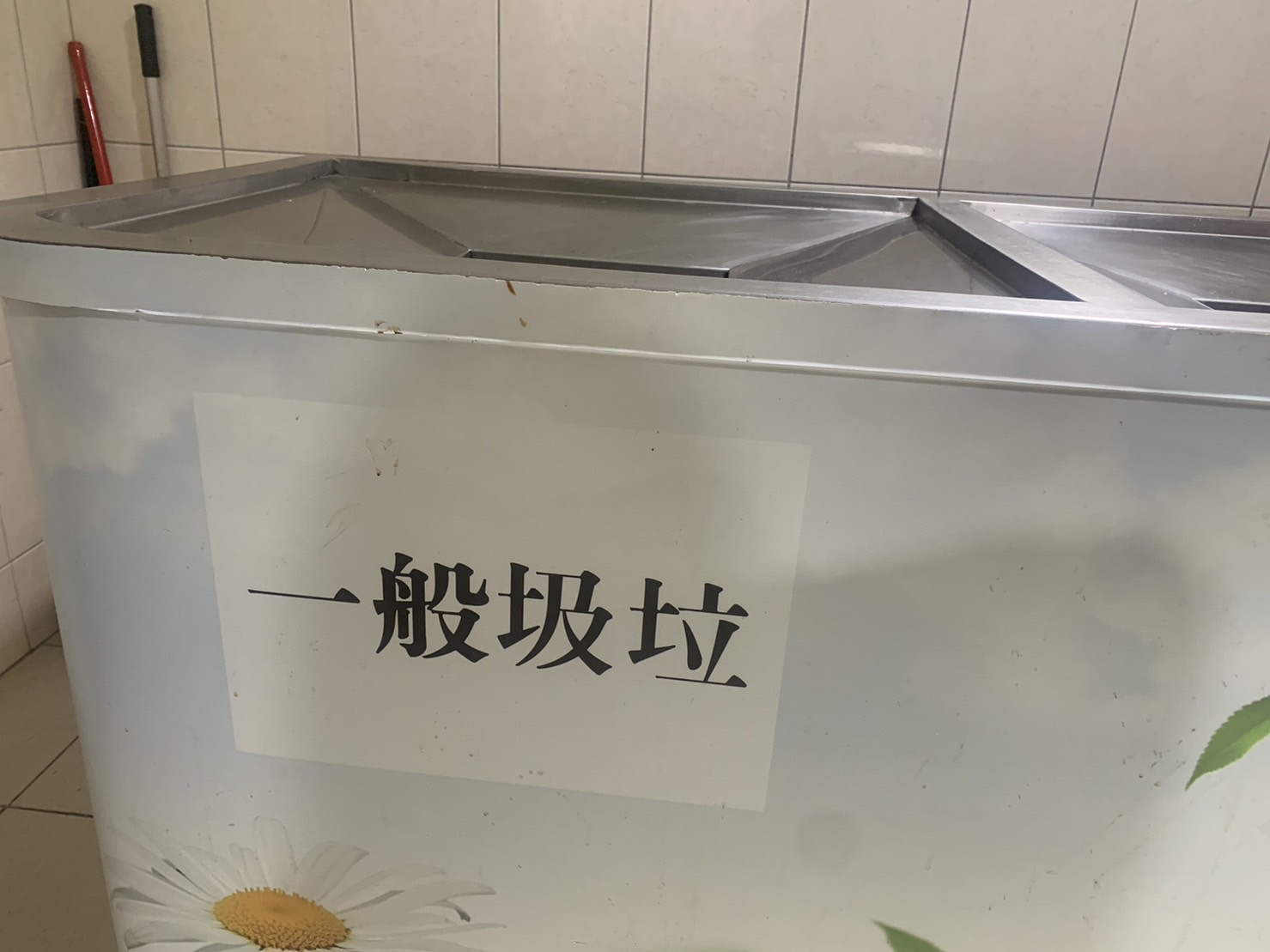 活動中心二樓的垃圾桶